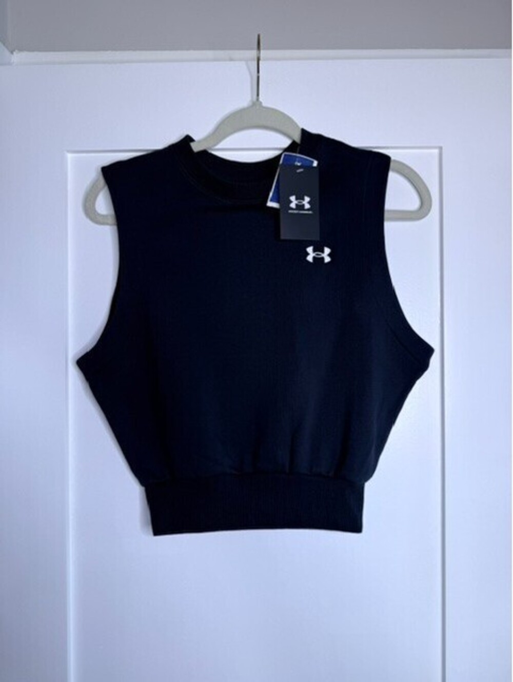 Under Armour Women's Sleeveless Crop Top Black Athletic Workout Tank NWT Size S